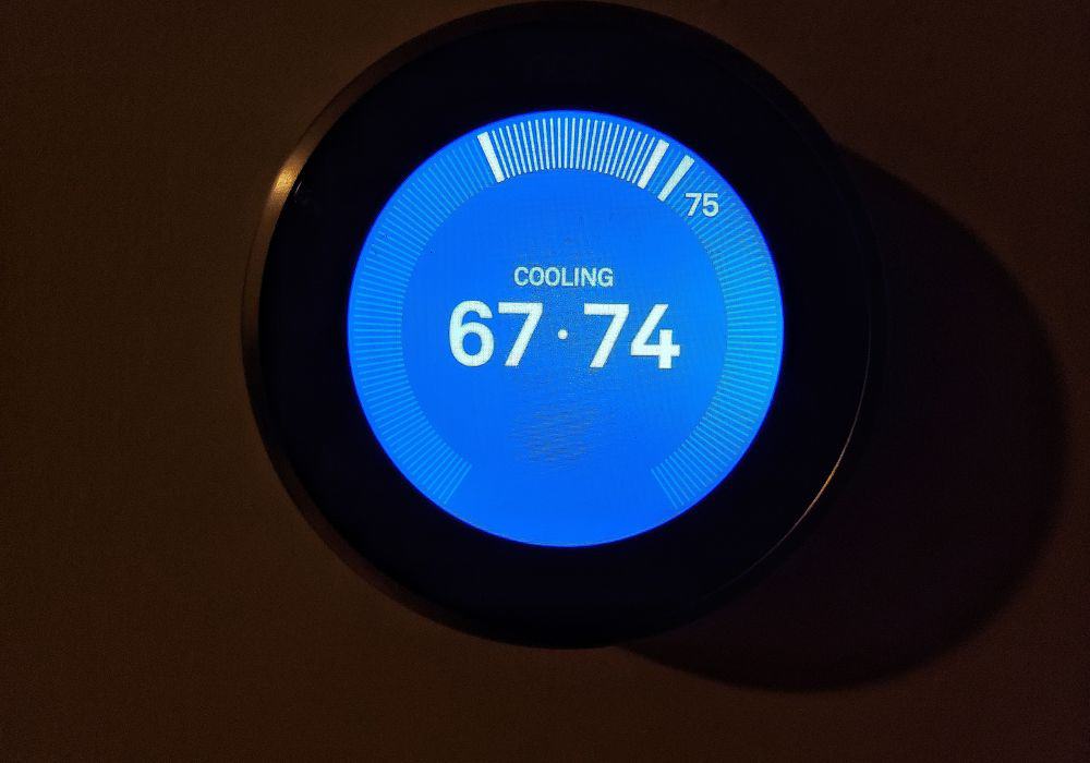 How long does a Nest thermostat battery last without power?