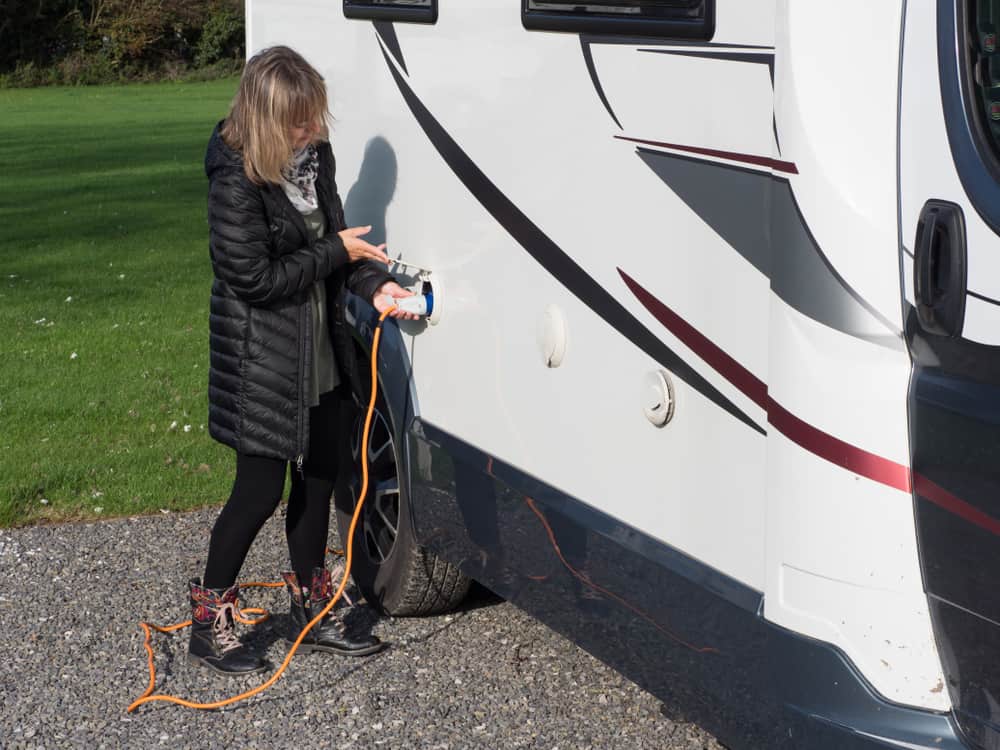 does rv battery charge when plugged in